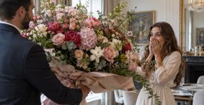 Mulher recebeu um enorme arranjo de flores em casa sem cartão nem explicação, passou o dia tentando descobrir quem havia enviado e só entendeu o erro quando encontrou uma pequena etiqueta escondida entre as folhas