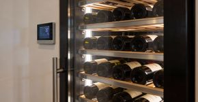 Adegas climatizadas pequenas: Vale a pena ter uma de 8 ou 12 garrafas para quem mora em apartamento?