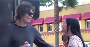 Em vídeo, mulher finge estar bêbada e pede ajuda para testar reação de homens