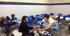 Machucado e com bala alojada, aluno do Piauí vai às aulas na maca