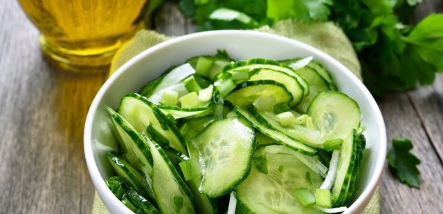 Salada de pepino com hortelã e coentro
