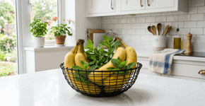 Colocar um ramo de hortelã dentro da fruteira afasta aquelas mosquinhas chatas que aparecem quando a banana começa a amadurecer