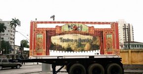 Caminhão transporta arte teatral para população