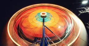 Fotografias de rodas-gigantes com longa exposição