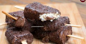 Picolé de Ovomaltine recheado com brigadeiro e bolacha