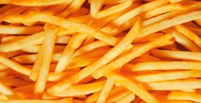 Mulher esfaqueia namorado que comeu toda a batata frita no jantar