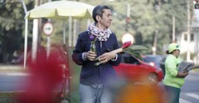 Mãe e filha vendem flores para ajudar refugiados na Grécia