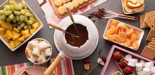 Aprenda a fazer fondue de chocolate cremoso para impressionar na cozinha