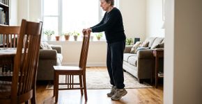 Elevar os calcanhares segurando uma cadeira: para que serve o exercício simples que o serviço de saúde britânico inclui no treino de força em casa