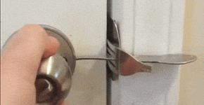 Aprenda como fazer uma tranca de porta com um garfo