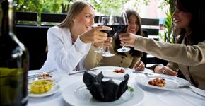 Mulheres cultas tendem a consumir mais bebidas alcoólicas, diz estudo