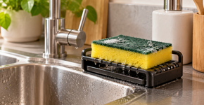 A esponja da cozinha não deve ficar molhada ao lado da pia o dia inteiro: o detalhe simples que muda a forma de guardá-la