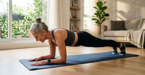 Uma prancha bem executada é o melhor exercício para pessoas com mais de 55 anos: desenvolve força no core, equilíbrio e proteção para a coluna