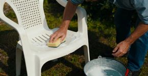 A técnica perfeita para limpar cadeiras de plástico e deixá-las brilhando