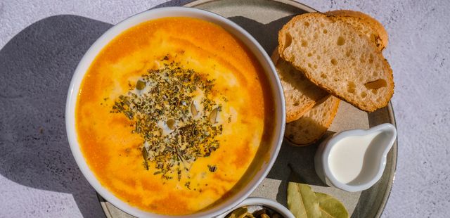 Só 4 ingredientes para a sopa de abóbora com gengibre mais confortante do inverno