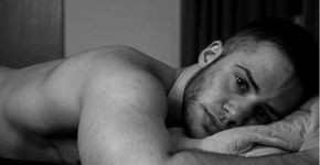 Modelo mostra intimidade de um homem trans em ensaio fotográfico
