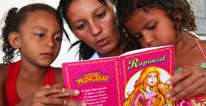 Em vez de pão, ONG distribui livros no sertão nordestino