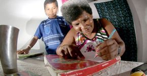 Filho caçula ensina catadora de lixo a ler e escrever no RN