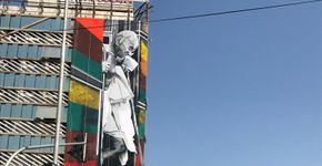 Eduardo Kobra finaliza mural na Índia com figura de Gandhi