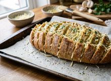 Featured side: Os chefs concordam: o pão de alho mais crocante não precisa de mais manteiga, mas sim de um passo fundamental antes do preparo