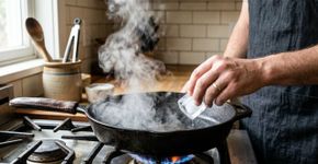 Passar um cubo de gelo sobre a frigideira quente: por que recomendam antes de grelhar os legumes em casa