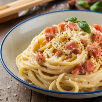 Featured mobile: Sábado de preguiça? Esse espaguete à carbonara é fácil de fazer e cheio de sabor 