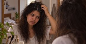 O erro com a fronha que pode aumentar a oleosidade do cabelo e irritar a pele