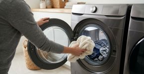 Colocar uma toalha seca dentro da secadora com roupas molhadas: por que é recomendado em dicas domésticas australianas e para que serve