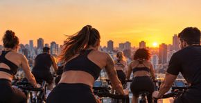 ‘Velo With a View’ no Shopping Frei Caneca leva aula de bike indoor para o alto de São Paulo