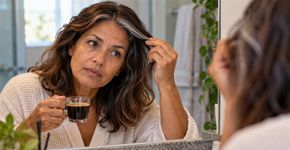 Diga adeus às tinturas agressivas: conheça a mistura caseira com café que ajuda a disfarçar os fios brancos