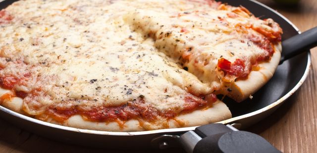 A pizza de frigideira com massa de 2 ingredientes que não precisa descansar