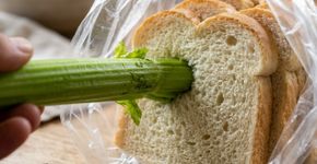 O truque italiano para conservar o pão macio sem precisar de geladeira: basta um talo de salsão