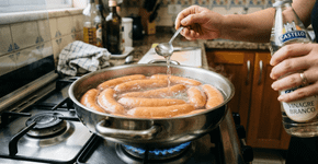 Por que um pouco de vinagre na água do cozimento da linguiça impede que elas estourem