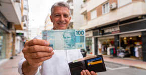 O motivo de você gastar mais quando usa notas de cem reais na carteira