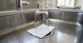 Deixar um copo ao lado de uma folha de papel na pia antes de viajar: para que serve e por que essa dica é recomendada