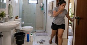 Moradora misturou dois produtos que sempre usava separadamente porque queria limpar o banheiro mais rápido, mas percebeu que havia cometido um erro quando precisou sair do cômodo poucos minutos depois
