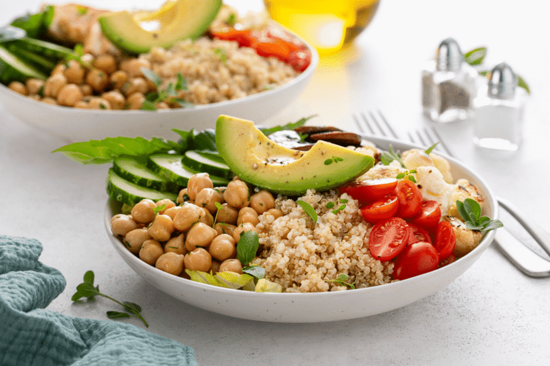 Salada proteica de quinoa com grão-de-bico e abacate (Imagem: Elena Veselova | Shutterstock)
