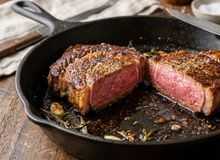 Featured side: Chefs de cozinha afirmam: “Para o bife ficar dourado por fora e suculento por dentro, não precisa ficar virando toda hora”