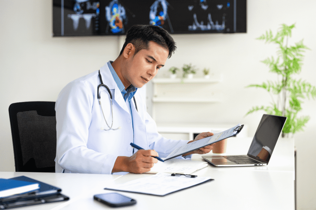 A avaliação dos exames em conjunto permite relacionar diferentes informações e compreender melhor o quadro clínico (Imagem: Fahng_S | Shutterstock)