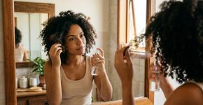 Seu cabelo acordou amassado, com frizz e sem forma? Água e um pouco de creme podem resolver sem precisar lavar tudo de novo