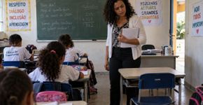 Professora percebe que aluno parou de frequentar as aulas, vai até a casa da família e descobre que ele caminhava quilômetros para trabalhar antes de chegar à escola