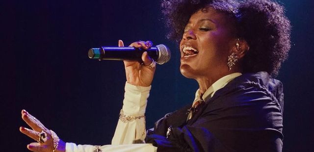 Thalma de Freitas apresenta ‘Gira de SambaJazz’