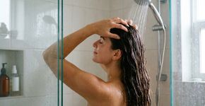 Como lavar o cabelo para obter brilho sem danificar o couro cabeludo