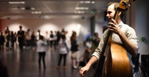 Brasileiro vira músico na França após entrar em projeto cultural