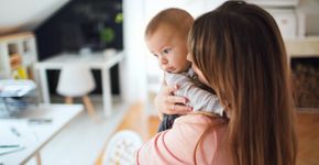 “Presas entre dois mundos”: o desafio de ser mãe e trabalhar