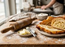 Featured side: Cozinheiros e cientistas franceses concordam: “O melhor croissant é feito com manteiga gelada dobrada na massa pelo menos quatro vezes.”