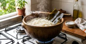 Os japoneses concordam: “Para deixar o arroz comum mais soltinho e com sabor especial, o segredo é adicionar uma folha de kombu durante o cozimento”
