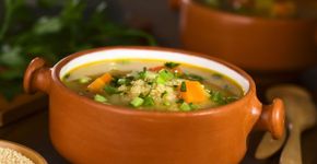 5 sopas ricas em proteínas para manter a massa muscular no inverno