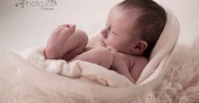 Fotos de bebê em molde da barriga da mãe fazem sucesso