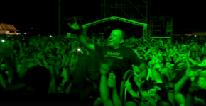 Em cadeira de rodas, fã surfa na plateia em show do Iron Maiden em Belo Horizonte